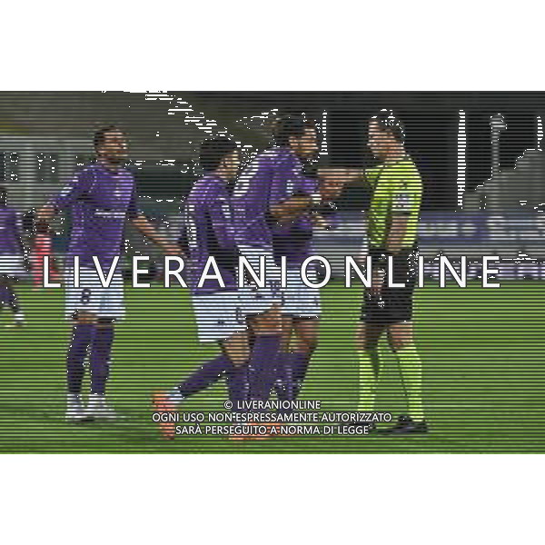 TVRG Fiorentina vs Juventus nella foto giocatori Fiorentina proteste con l\'arbitro Daniele Doveri di Roma Firenze 22-11-2025 Stadio Artemio Franchi Fiorentina vs Juventus Campionato Serie A Enilive - 12a giornata foto Roberto Garavaglia/Agenzia Aldo Liverani sas