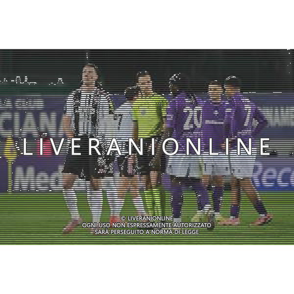TVRG Fiorentina vs Juventus nella foto l\'arbitro Daniele Doveri di Roma sospende la gara per insulti razzisti a Dusan Vlahovic (Juventus) Firenze 22-11-2025 Stadio Artemio Franchi Fiorentina vs Juventus Campionato Serie A Enilive - 12a giornata foto Roberto Garavaglia/Agenzia Aldo Liverani sas
