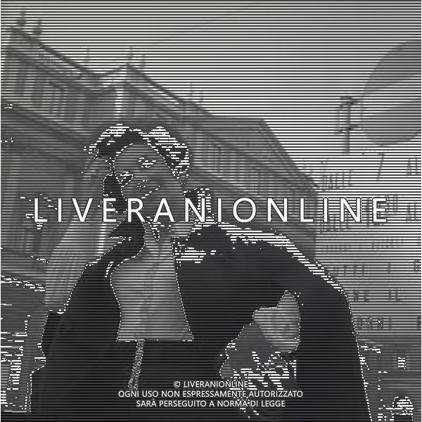 NEG-RTROSPETTIVA LEAR EVELYN SOPRANO NELLA FOTO LEAR EVELYN A MILANO NELL\'ANNO 1971 AG ALDO LIVERANI SAS