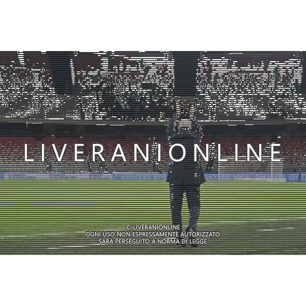 TVEM November 22, 2025 Bari, Italy - SSC Bari vs Frosinone Calcio - Italian Soccer Serie B 2025/2026 - San Nicola Stadium. In the pic: coach Massimiliano Alvini of Frosinone Calcio applauds fans -TVEM Emmanuele Mastrodonato - AGENZIA ALDO LIVERANI SAS