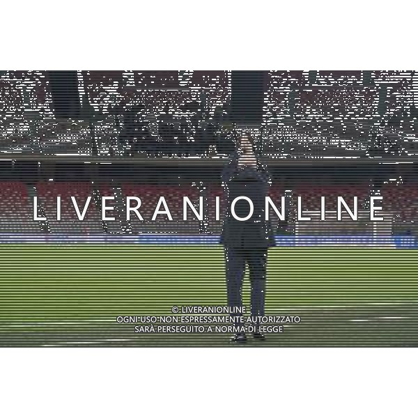 TVEM November 22, 2025 Bari, Italy - SSC Bari vs Frosinone Calcio - Italian Soccer Serie B 2025/2026 - San Nicola Stadium. In the pic: coach Massimiliano Alvini of Frosinone Calcio applauds fans -TVEM Emmanuele Mastrodonato - AGENZIA ALDO LIVERANI SAS