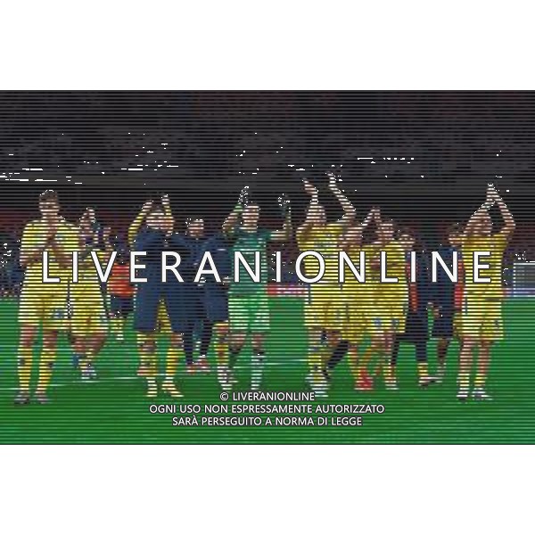 TVEM November 22, 2025 Bari, Italy - SSC Bari vs Frosinone Calcio - Italian Soccer Serie B 2025/2026 - San Nicola Stadium. In the pic: players of Frosinone Calcio applauds fans -TVEM Emmanuele Mastrodonato - AGENZIA ALDO LIVERANI SAS