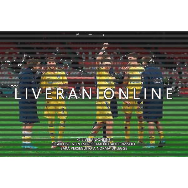 TVEM November 22, 2025 Bari, Italy - SSC Bari vs Frosinone Calcio - Italian Soccer Serie B 2025/2026 - San Nicola Stadium. In the pic: players of Frosinone Calcio celebrates the victory -TVEM Emmanuele Mastrodonato - AGENZIA ALDO LIVERANI SAS