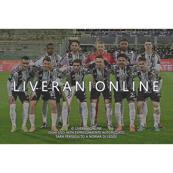 TVRG Fiorentina vs Juventus nella foto formazione Juventus, in piedi da SX Pierre Kalulu (Juventus), Lloyd Kelly (Juventus), Michele Di Gregorio (Juventus), Khephren Thuram (Juventus) e Dusan Vlahovic (Juventus); in basso da SX Filip Kostic (Juventus), Andrea Cambiaso (Juventus), Manuel Locatelli (Juventus), Teun Koopmeiners (Juventus), Weston McKennie (Juventus) e Kenan Yildiz (Juventus) Firenze 22-11-2025 Stadio Artemio Franchi Fiorentina vs Juventus Campionato Serie A Enilive - 12a giornata foto Roberto Garavaglia/Agenzia Aldo Liverani sas