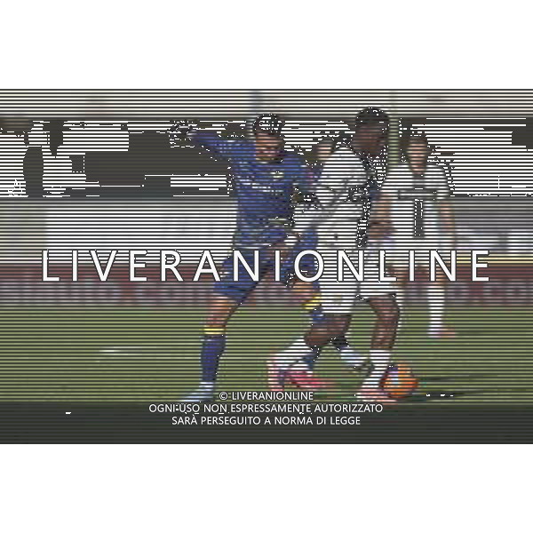 Giovane Santana do Nascimiento of Hellas Verona FC battle for the ball with Mandela Keita of Parma AC during Hellas Verona FC vs Parma Calcio FC, 12° Serie A Enilive 2025-26 game at Marcantonio Bentegodi stadium in Verona (VR), Italy, on November 23, 2025. (Photo by Davide Casentini) AG ALDO LIVERANI SAS