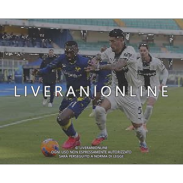 Jean-Daniel Akpa Akpro of Hellas Verona FC battle for the ball with Lautaro Valenti of Parma AC during Hellas Verona FC vs Parma Calcio FC, 12° Serie A Enilive 2025-26 game at Marcantonio Bentegodi stadium in Verona (VR), Italy, on November 23, 2025. (Photo by Davide Casentini) AG ALDO LIVERANI SAS