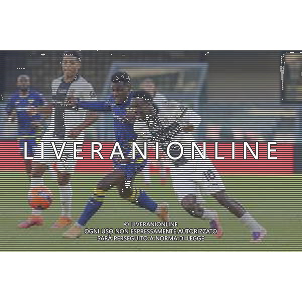 Daniel Mosquera of Hellas Verona FC battle for the ball with Mandela Keita of Parma AC during Hellas Verona FC vs Parma Calcio FC, 12° Serie A Enilive 2025-26 game at Marcantonio Bentegodi stadium in Verona (VR), Italy, on November 23, 2025. (Photo by Davide Casentini) AG ALDO LIVERANI SAS