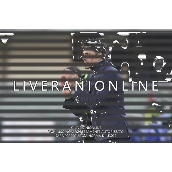 Carlos Cuesta Head Coach of Parma AC claps the hand during Hellas Verona FC vs Parma Calcio FC, 12° Serie A Enilive 2025-26 game at Marcantonio Bentegodi stadium in Verona (VR), Italy, on November 23, 2025. (Photo by Davide Casentini) AG ALDO LIVERANI SAS