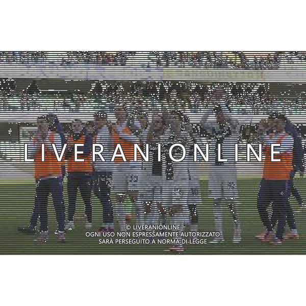 Parma players celebrate the victory at the end of Hellas Verona FC vs Parma Calcio FC, 12° Serie A Enilive 2025-26 game at Marcantonio Bentegodi stadium in Verona (VR), Italy, on November 23, 2025. (Photo by Davide Casentini) AG ALDO LIVERANI SAS