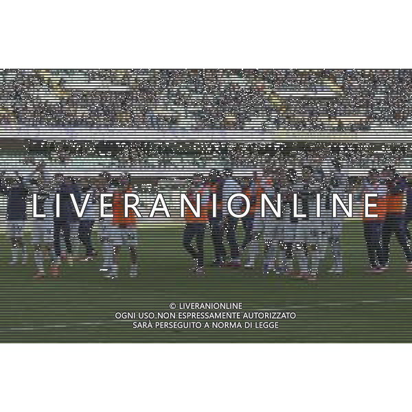 Parma players celebrate the victory at the end of Hellas Verona FC vs Parma Calcio FC, 12° Serie A Enilive 2025-26 game at Marcantonio Bentegodi stadium in Verona (VR), Italy, on November 23, 2025. (Photo by Davide Casentini) AG ALDO LIVERANI SAS