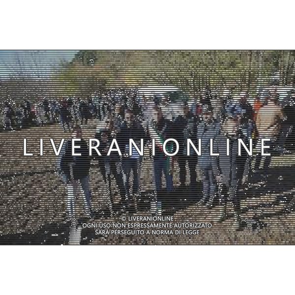 IMOLA 23 11 2025 VIA LUXEMBURGO ‘UN ALBERO PER OGNI NUOVA VITA’ famiglie, Comune, Area Blu e Carabinieri forestali insieme per mettere a dimora un albero per ogni nuovo nato e nata NELLA FOTO SINDACO DI IMOLA MARCO PANIERI ASSESSORE ELISA SPADA E ELENA PENAZZI, CARABINIERI FORESTALI CON UNA FAMIGLIA PIANTANO UN ALBERO ©SANNA - AGENZIA ALDO LIVERANI SAS