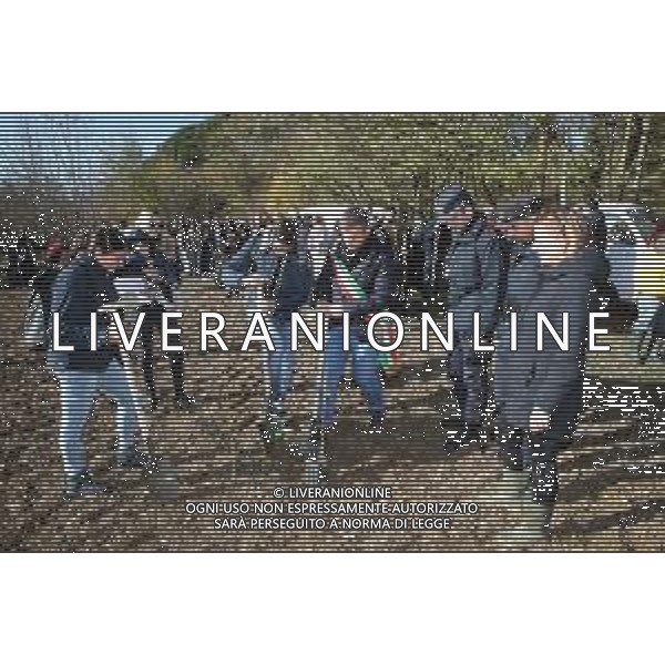 IMOLA 23 11 2025 VIA LUXEMBURGO ‘UN ALBERO PER OGNI NUOVA VITA’ famiglie, Comune, Area Blu e Carabinieri forestali insieme per mettere a dimora un albero per ogni nuovo nato e nata NELLA FOTO SINDACO DI IMOLA MARCO PANIERI ASSESSORE ELISA SPADA E ELENA PENAZZI, CARABINIERI FORESTALI CON UNA FAMIGLIA PIANTANO UN ALBERO ©SANNA - AGENZIA ALDO LIVERANI SAS