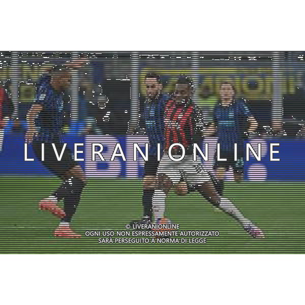 Inter vs Milan nella foto Hakan Calhanoglu (Inter) e Rafael Leao (Milan) Milano 23-11-2025 Stadio Giuseppe Meazza - San Siro Inter vs Milan Campionato Serie A Enilive - 12a giornata foto Roberto Garavaglia/Agenzia Aldo Liverani sas