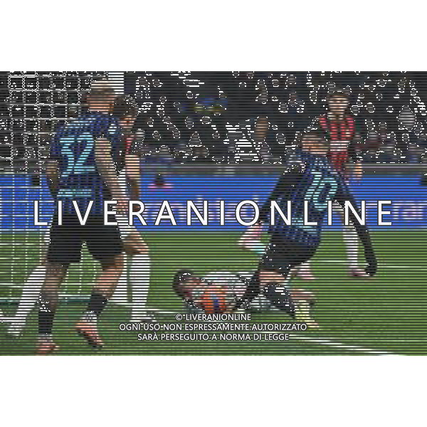 Inter vs Milan nella foto Mike Maignan (Milan) in uscita su Lautaro Martinez (Inter) Milano 23-11-2025 Stadio Giuseppe Meazza - San Siro Inter vs Milan Campionato Serie A Enilive - 12a giornata foto Roberto Garavaglia/Agenzia Aldo Liverani sas