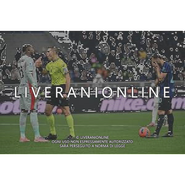 Inter vs Milan nella foto Mike Maignan (Milan) e Hakan Calhanoglu (Inter) prima del calcio di rigore Milano 23-11-2025 Stadio Giuseppe Meazza - San Siro Inter vs Milan Campionato Serie A Enilive - 12a giornata foto Roberto Garavaglia/Agenzia Aldo Liverani sas