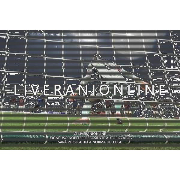 Inter vs Milan nella foto Mike Maignan (Milan) para il rigore di Hakan Calhanoglu (Inter) Milano 23-11-2025 Stadio Giuseppe Meazza - San Siro Inter vs Milan Campionato Serie A Enilive - 12a giornata foto Roberto Garavaglia/Agenzia Aldo Liverani sas