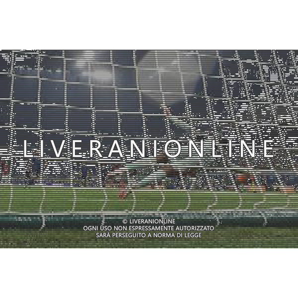 Inter vs Milan nella foto Mike Maignan (Milan) para il rigore di Hakan Calhanoglu (Inter) Milano 23-11-2025 Stadio Giuseppe Meazza - San Siro Inter vs Milan Campionato Serie A Enilive - 12a giornata foto Roberto Garavaglia/Agenzia Aldo Liverani sas