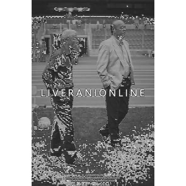 NEG- RETROSPETTIVA GIOVANNI TRAPATTONI ALLENATORE NELLA FOTO GIOVANNI TRAPATTONI JUVENTUS CALCIO NELL’ANNO 1992-1993 CON L’ARBITRO PAOLO CASARIN AG ALDO LIVERANI SAS