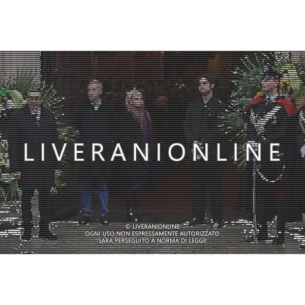 TVRG Funerale Ornella Vanoni nella foto il figlio e i nipoti attendono l\'arrivo del feretro Milano 24-11-2025 Funerale di Ornella Vanoni presso la chiesa di San Marco foto Roberto Garavaglia/Agenzia Aldo Liverani sas