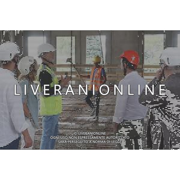 SESTO IMOLESE FRAZIONE DI IMOLA 29 07 2025 SOPRALLUOGO DEL SINDACO MARCO PANIERI ASSESSORE PIERANGELO RAFINI E ASSESSORE ALLA SCUOLA GIANNA GAMBETTI ALLA NUOVA SCUOLA DI SESTO IMOLESE IN COSTRUZIONE NELLA FOTO OPERAIO AL LAVORO ©SANNA - AGENZIA ALDO LIVERANI SAS