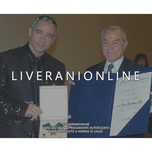 SANREMO 4-3-06 56mo FESTIVAL DELLA CANZONE ITALIANA CONSEGNA DI CONFERIMENTO DELL\'ORDINE AL MERITO DELLA REPUBBLICA ITALIANA NELLA FOTO: GIANNI LETTA PREMIA EROS RAMAZZOTTI (COMMENDATORE) PH: RECALCATI/AG. LIVERANI