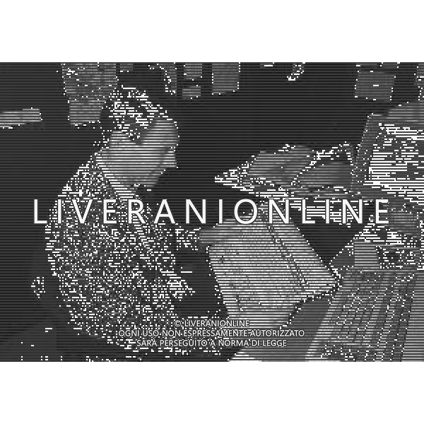 NEG-1995 MILANO- VISITA DEL PILOTA GIOVANNI LAVAGGI IN REDAZIONE ALLA GAZZETTA DELLO SPORT IN VIA SOLFERINO A MILANO NELLA FOTO GIOVANNI LAVAGGI AG ALDO LIVERANI SAS