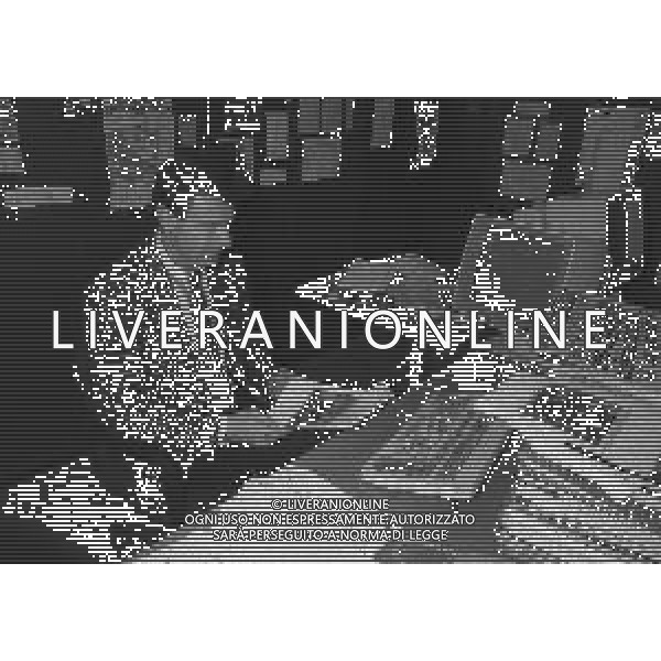 NEG-1995 MILANO- VISITA DEL PILOTA GIOVANNI LAVAGGI IN REDAZIONE ALLA GAZZETTA DELLO SPORT IN VIA SOLFERINO A MILANO NELLA FOTO GIOVANNI LAVAGGI AG ALDO LIVERANI SAS