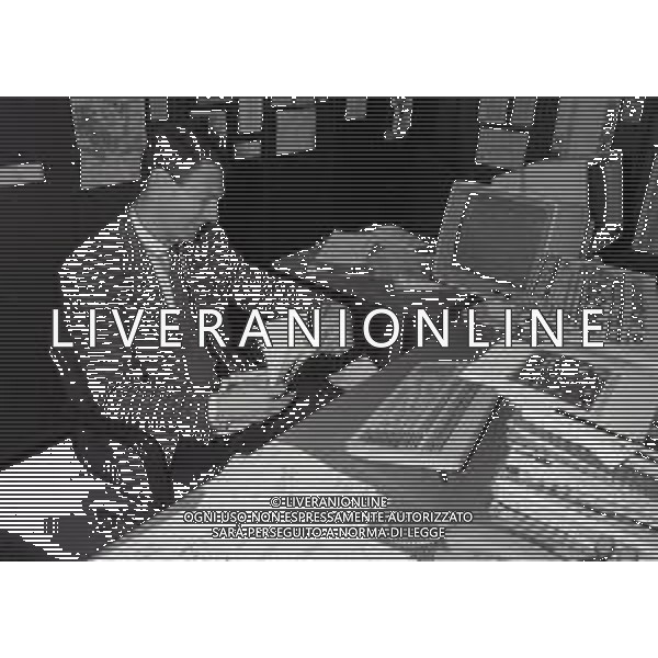 NEG-1995 MILANO- VISITA DEL PILOTA GIOVANNI LAVAGGI IN REDAZIONE ALLA GAZZETTA DELLO SPORT IN VIA SOLFERINO A MILANO NELLA FOTO GIOVANNI LAVAGGI AG ALDO LIVERANI SAS