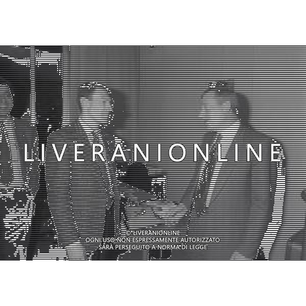 NEG-1995 MILANO- VISITA DEL PILOTA GIOVANNI LAVAGGI IN REDAZIONE ALLA GAZZETTA DELLO SPORT IN VIA SOLFERINO A MILANO NELLA FOTO IL VICE DIRETTORE DELLA GAZZETTA DELLO SPORT ROBERTO MILAZZO CON GIOVANNI LAVAGGI AG ALDO LIVERANI SAS