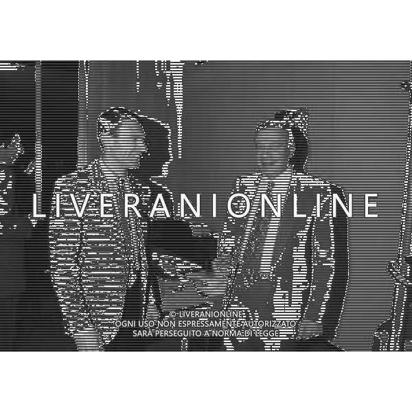 NEG-1995 MILANO- VISITA DEL PILOTA GIOVANNI LAVAGGI IN REDAZIONE ALLA GAZZETTA DELLO SPORT IN VIA SOLFERINO A MILANO NELLA FOTO IL VICE DIRETTORE DELLA GAZZETTA DELLO SPORT ROBERTO MILAZZO CON GIOVANNI LAVAGGI AG ALDO LIVERANI SAS