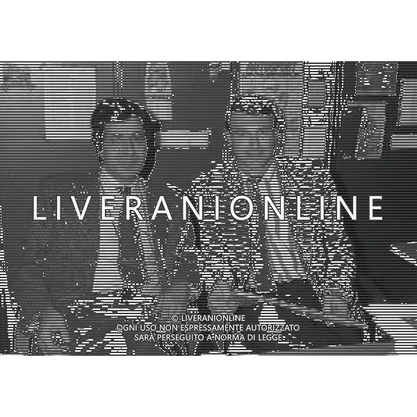 NEG-1995 MILANO- VISITA DEL PILOTA GIOVANNI LAVAGGI IN REDAZIONE ALLA GAZZETTA DELLO SPORT IN VIA SOLFERINO A MILANO NELLA FOTO GIOVANNI LAVAGGI CON IL GIORNALISTA PINO ALLIEVI AG ALDO LIVERANI SAS