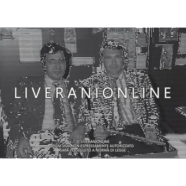 NEG-1995 MILANO- VISITA DEL PILOTA GIOVANNI LAVAGGI IN REDAZIONE ALLA GAZZETTA DELLO SPORT IN VIA SOLFERINO A MILANO NELLA FOTO GIOVANNI LAVAGGI CON IL GIORNALISTA PINO ALLIEVI AG ALDO LIVERANI SAS