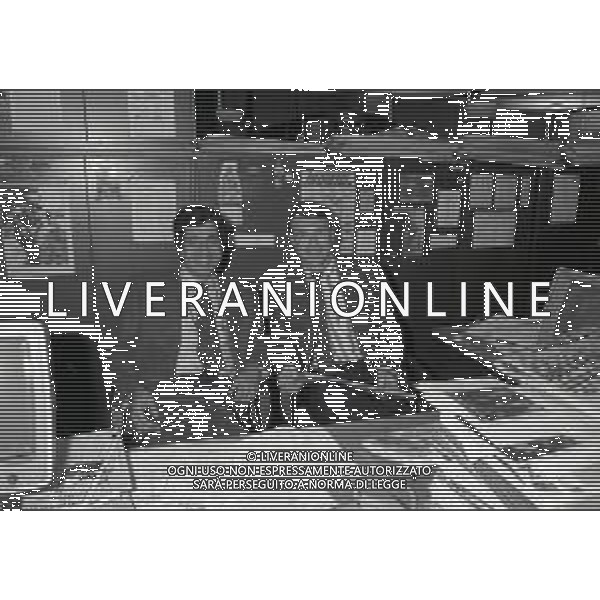 NEG-1995 MILANO- VISITA DEL PILOTA GIOVANNI LAVAGGI IN REDAZIONE ALLA GAZZETTA DELLO SPORT IN VIA SOLFERINO A MILANO NELLA FOTO GIOVANNI LAVAGGI CON IL GIORNALISTA PINO ALLIEVI AG ALDO LIVERANI SAS