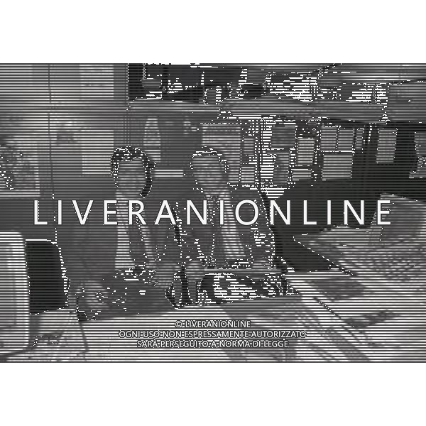 NEG-1995 MILANO- VISITA DEL PILOTA GIOVANNI LAVAGGI IN REDAZIONE ALLA GAZZETTA DELLO SPORT IN VIA SOLFERINO A MILANO NELLA FOTO GIOVANNI LAVAGGI CON IL GIORNALISTA PINO ALLIEVI AG ALDO LIVERANI SAS