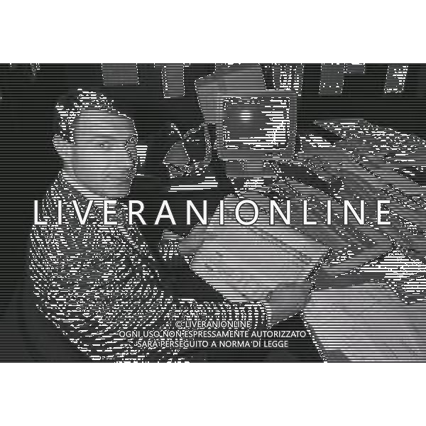 NEG-1995 MILANO- VISITA DEL PILOTA GIOVANNI LAVAGGI IN REDAZIONE ALLA GAZZETTA DELLO SPORT IN VIA SOLFERINO A MILANO NELLA FOTO GIOVANNI LAVAGGI AG ALDO LIVERANI SAS