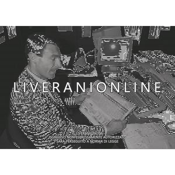 NEG-1995 MILANO- VISITA DEL PILOTA GIOVANNI LAVAGGI IN REDAZIONE ALLA GAZZETTA DELLO SPORT IN VIA SOLFERINO A MILANO NELLA FOTO GIOVANNI LAVAGGI AG ALDO LIVERANI SAS