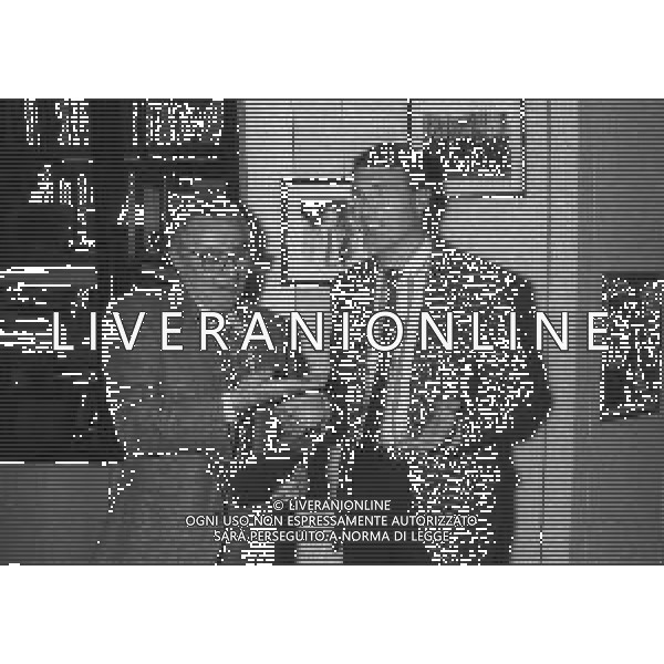 NEG-1995 MILANO- VISITA DEL PILOTA GIOVANNI LAVAGGI IN REDAZIONE ALLA GAZZETTA DELLO SPORT IN VIA SOLFERINO A MILANO NELLA FOTO IL DIRETTORE DELLA GAZZETTA DELLO SPORT CANDIDO CANNAVO\' PREMIA GIOVANNI LAVAGGI AG ALDO LIVERANI SAS