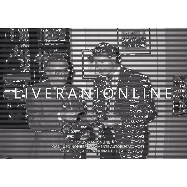 NEG-1995 MILANO- VISITA DEL PILOTA GIOVANNI LAVAGGI IN REDAZIONE ALLA GAZZETTA DELLO SPORT IN VIA SOLFERINO A MILANO NELLA FOTO IL DIRETTORE DELLA GAZZETTA DELLO SPORT CANDIDO CANNAVO\' PREMIA GIOVANNI LAVAGGI AG ALDO LIVERANI SAS