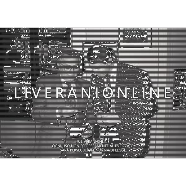 NEG-1995 MILANO- VISITA DEL PILOTA GIOVANNI LAVAGGI IN REDAZIONE ALLA GAZZETTA DELLO SPORT IN VIA SOLFERINO A MILANO NELLA FOTO IL DIRETTORE DELLA GAZZETTA DELLO SPORT CANDIDO CANNAVO\' PREMIA GIOVANNI LAVAGGI AG ALDO LIVERANI SAS