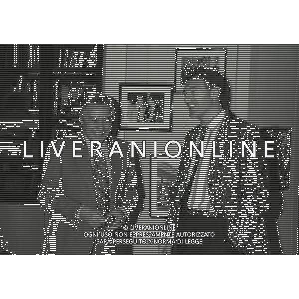 NEG-1995 MILANO- VISITA DEL PILOTA GIOVANNI LAVAGGI IN REDAZIONE ALLA GAZZETTA DELLO SPORT IN VIA SOLFERINO A MILANO NELLA FOTO IL DIRETTORE DELLA GAZZETTA DELLO SPORT CANDIDO CANNAVO\' PREMIA GIOVANNI LAVAGGI AG ALDO LIVERANI SAS