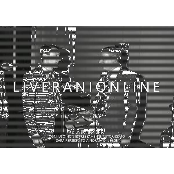 NEG-1995 MILANO- VISITA DEL PILOTA GIOVANNI LAVAGGI IN REDAZIONE ALLA GAZZETTA DELLO SPORT IN VIA SOLFERINO A MILANO NELLA FOTO IL VICE DIRETTORE DELLA GAZZETTA DELLO SPORT ROBERTO MILAZZO CON GIOVANNI LAVAGGI AG ALDO LIVERANI SAS