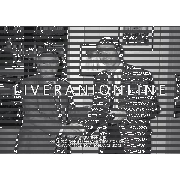 NEG-1995 MILANO- VISITA DEL PILOTA GIOVANNI LAVAGGI IN REDAZIONE ALLA GAZZETTA DELLO SPORT IN VIA SOLFERINO A MILANO NELLA FOTO IL DIRETTORE DELLA GAZZETTA DELLO SPORT CANDIDO CANNAVO\' PREMIA GIOVANNI LAVAGGI AG ALDO LIVERANI SAS