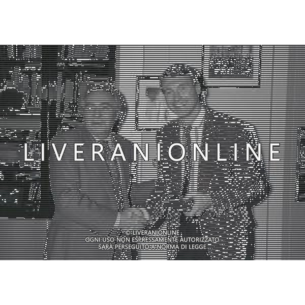 NEG-1995 MILANO- VISITA DEL PILOTA GIOVANNI LAVAGGI IN REDAZIONE ALLA GAZZETTA DELLO SPORT IN VIA SOLFERINO A MILANO NELLA FOTO IL DIRETTORE DELLA GAZZETTA DELLO SPORT CANDIDO CANNAVO\' PREMIA GIOVANNI LAVAGGI AG ALDO LIVERANI SAS