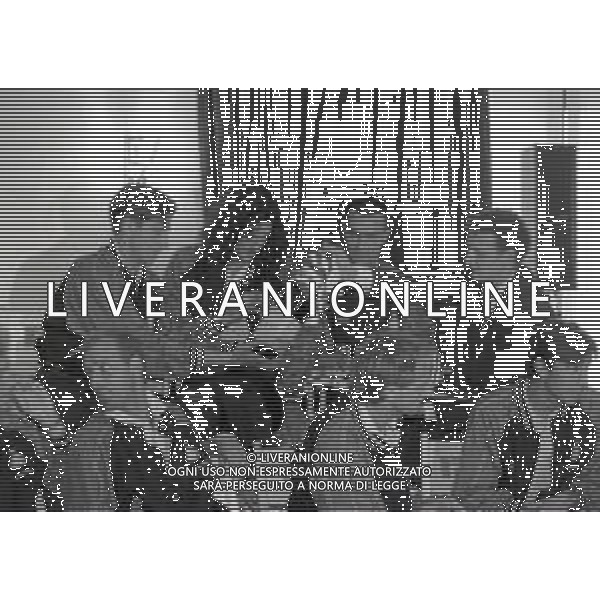 NEG--1995-1996 MILANO RADUNO INTER ALL\'HARBOUR CLUB NELLA FOTO NICOLA BERTI CON FELICE CENTOFANTI E GIUSEPPE BERGOMI AG ALDO LIVERNI SAS
