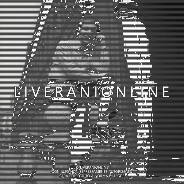 NEG-RETROSPETTIVA UMBERTO BALSAMO CANTANTE NELLA FOTO UMBERTO BALSAMO A MILANO NELL\'ANNO 1970 AG ALDO LIVERANI SAS