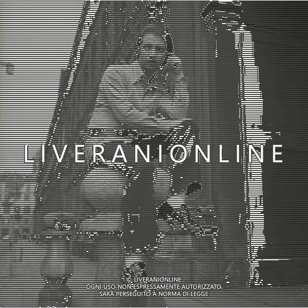 NEG-RETROSPETTIVA UMBERTO BALSAMO CANTANTE NELLA FOTO UMBERTO BALSAMO A MILANO NELL\'ANNO 1970 AG ALDO LIVERANI SAS