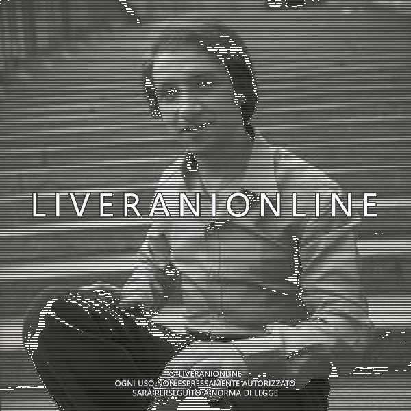 NEG-RETROSPETTIVA UMBERTO BALSAMO CANTANTE NELLA FOTO UMBERTO BALSAMO A MILANO NELL\'ANNO 1970 AG ALDO LIVERANI SAS