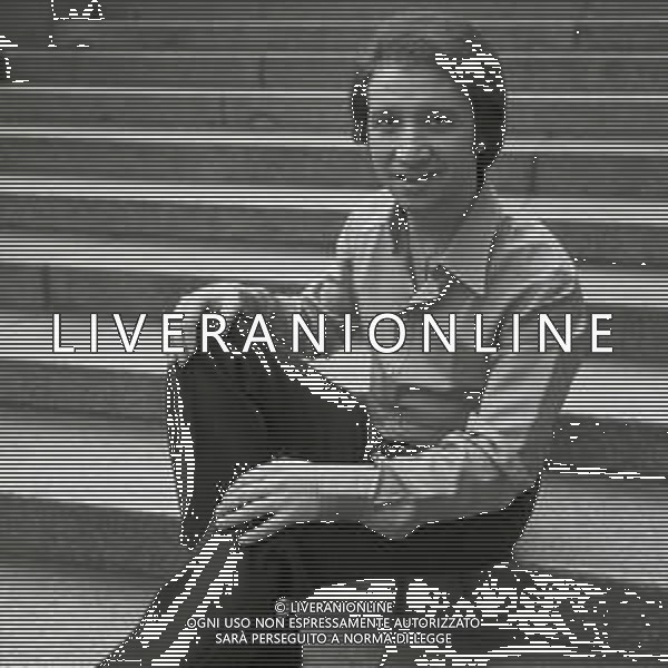 NEG-RETROSPETTIVA UMBERTO BALSAMO CANTANTE NELLA FOTO UMBERTO BALSAMO A MILANO NELL\'ANNO 1970 AG ALDO LIVERANI SAS