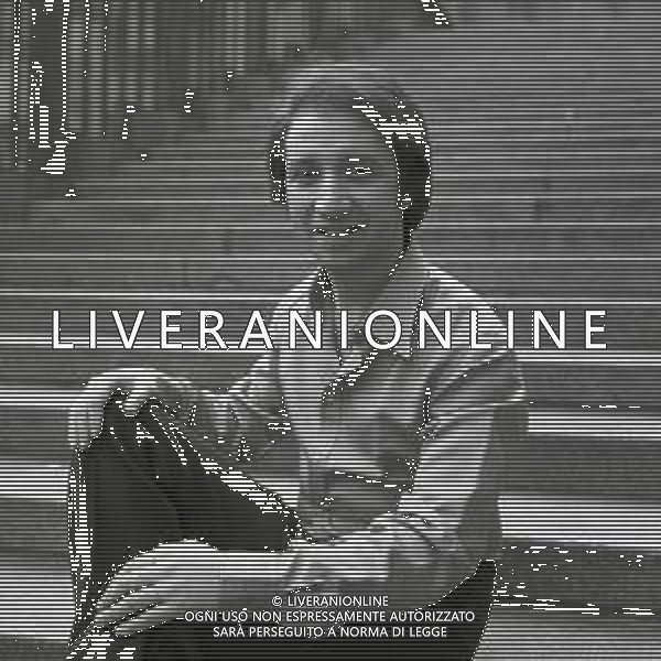 NEG-RETROSPETTIVA UMBERTO BALSAMO CANTANTE NELLA FOTO UMBERTO BALSAMO A MILANO NELL\'ANNO 1970 AG ALDO LIVERANI SAS