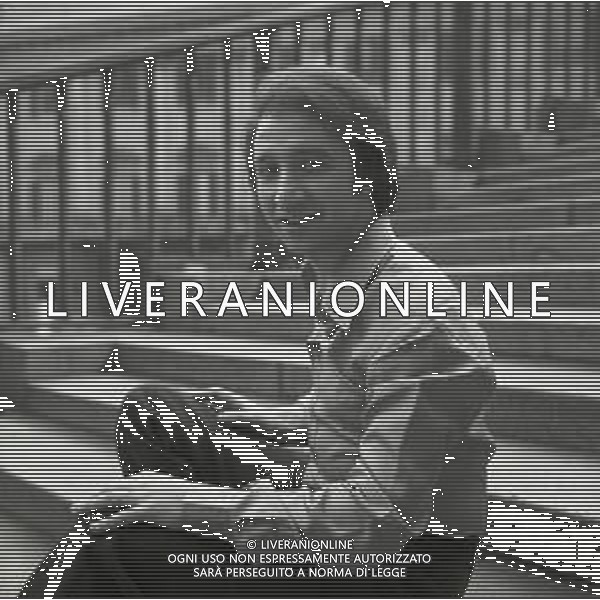 NEG-RETROSPETTIVA UMBERTO BALSAMO CANTANTE NELLA FOTO UMBERTO BALSAMO A MILANO NELL\'ANNO 1970 AG ALDO LIVERANI SAS